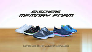 四對不同顏色的Skechers記憶棉鞋在木地板上，附有品牌文字。