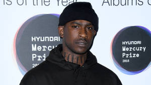 男子在Hyundai Mercury Prize活動中戴黑色冷帽和連帽衛衣。