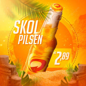 冰凍的Skol Pilsen啤酒瓶在沙中，有熱帶棕櫚葉和價格標籤。