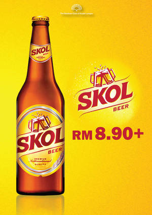 Skol啤酒瓶廣告，附價格和標誌，黃色背景