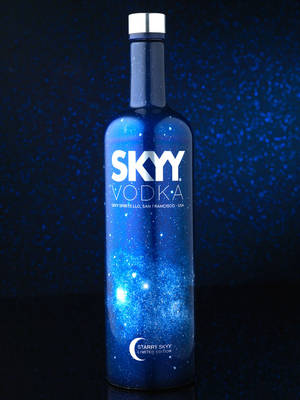 星空Skyy伏特加酒瓶，深藍色背景上帶有銀河設計。