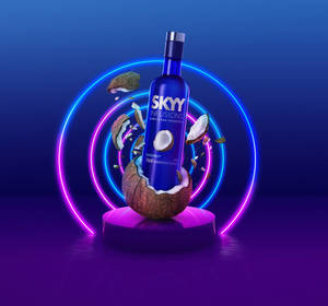藍色Skyy Infusions Coconut伏特加酒樽被霓虹燈同椰子碎包圍。