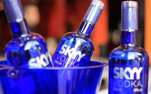 三支藍色Skyy伏特加酒放在藍色冰桶中冷藏。