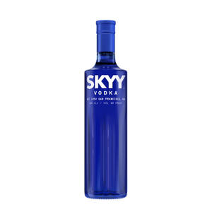 一個藍色Skyy伏特加酒瓶，白色文字在白色背景上。