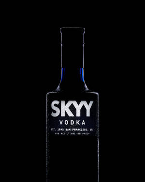 Skyy Vodka酒瓶，帶有白色標籤和藍色點綴，黑色背景