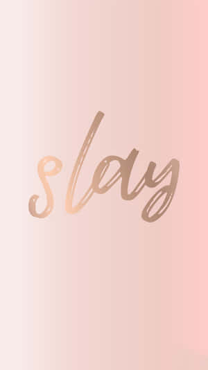 金色草書Slay文字喺粉紅忌廉漸變背景上。 — 鎖屏 壁紙