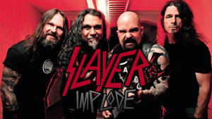 四位留鬍鬚的紋身男子在紅磚牆前為 Slayer 樂隊照片擺姿勢。