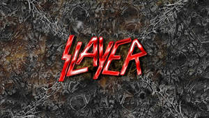 深色裂紋金屬表面上帶有脈狀紋理的紅色 Slayer 樂隊標誌。