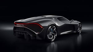 黑色Bugatti跑車在黑暗攝影棚中亮起紅燈