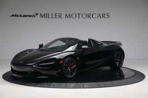 黑色McLaren 720S Spider開篷跑車在陳列室中展示。 — MacBook 壁紙