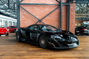 黑色McLaren跑車在磚木車庫中與其他豪華車輛一同展示。 — MacBook 壁紙