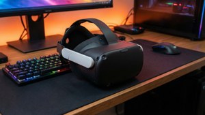 VR頭戴式裝置在遊戲桌上，配備RGB鍵盤和滑鼠