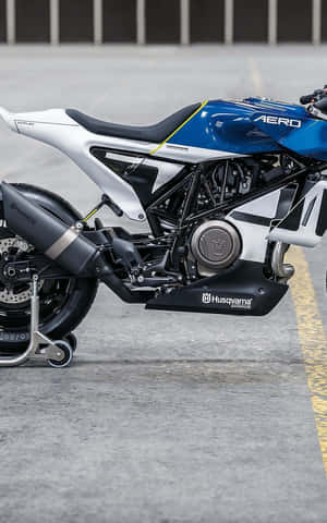 時尚的藍白色 Husqvarna 電單車停泊在混凝土上。 — Nubia Flip2 壁紙