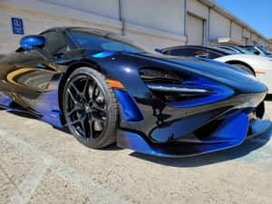 閃亮的藍黑McLaren跑車在白天停放在戶外。 — 4K 法拉利 壁紙