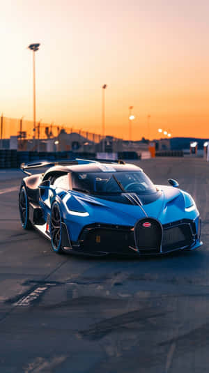 日落時賽道上的藍色 Bugatti 超跑 — 布加迪 壁紙