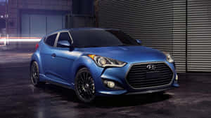 藍色現代Veloster夜間停放在城市環境中。 — 現代汽車 壁紙