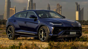 藍色林寶堅尼 Urus SUV 停泊在沙漠中，背後有城市天際線。 — 蘭博基尼 壁紙
