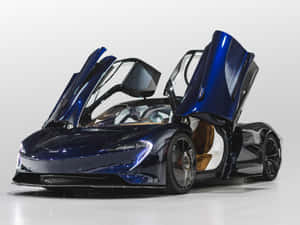 藍色McLaren超級跑車在工作室環境中打開鷗翼門。 — 4:3 壁紙