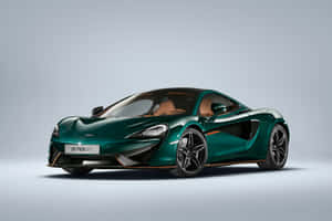 工作室環境中的時尚翡翠綠色McLaren 570GT跑車。 — MacBook Air M2 壁紙