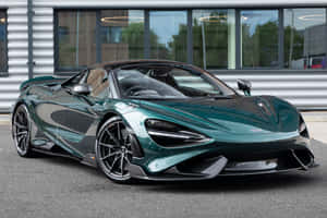 一架綠色McLaren 720S跑車停泊在現代建築外。 — MacBook 壁紙