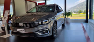 灰色快意轎車在現代汽車展廳中展示，享有山景。 — 超寬螢幕 壁紙