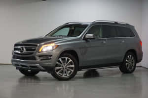 灰色Mercedes-Benz GL-Class SUV在工作室中，反射地板和柔和燈光。 — MacBook 壁紙