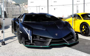 啞光黑色林寶堅尼 Aventador 帶有綠色飾邊，停放在一輛黃色跑車旁邊。 — Steam Deck 壁紙