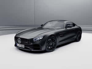 啞光黑色梅賽德斯-AMG GT跑車在簡約工作室環境中。 — 平治 AMG 壁紙