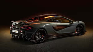 時尚的灰色McLaren 600LT跑車，帶有紅色點綴，在工作室燈光下。 — 4K 法拉利 壁紙