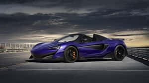 紫色McLaren 570S Spider開篷跑車在黃昏時於暴風雨天空下的高速公路上。 — 5120x2880 壁紙