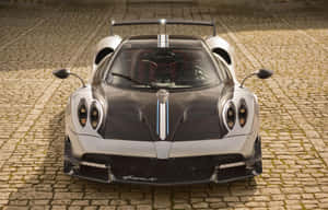 銀色 Pagani Huayra BC 超級跑車在鵝卵石路面上的正面視圖。 — Steam Deck OLED 壁紙