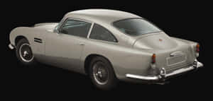 銀色經典Aston Martin DB5跑車的攝影棚拍攝 — 超寬螢幕 壁紙
