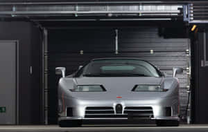 銀色Bugatti EB110 Super Sport在黑暗的工業車庫中。 — Steam Deck 壁紙