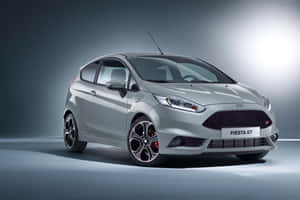 銀色福特 Fiesta ST 跑車在工作室中帶有聚光燈效果。 — Surface Pro 壁紙