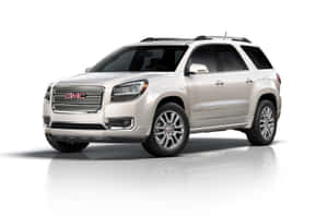 銀色GMC Acadia SUV在攝影棚中，配有反射地板和柔和燈光。 — Surface Pro 壁紙
