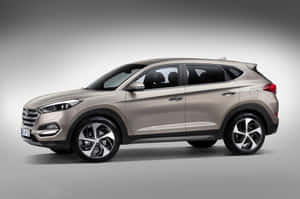 銀色現代 Tucson SUV 在攝影棚拍攝中顯示側面輪廓和車輪。 — MacBook 壁紙