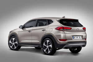 銀色Hyundai Tucson SUV在攝影棚環境中從背面四分之三角度觀看。 — Surface Laptop 壁紙