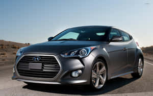 銀色Hyundai Veloster停在沙漠公路上，天空湛藍。 — 1280x800 壁紙