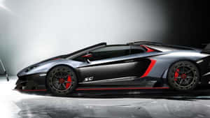 時尚的銀色林寶堅尼 Aventador SVJ 50，在攝影棚中帶有紅色點綴。 — 蘭博基尼 壁紙