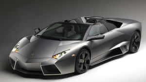 銀色林寶堅尼 Reventon Roadster，配黑色輪圈和發光車頭燈，在工作室環境中。 — 蘭博基尼 壁紙
