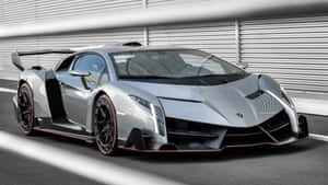 銀色林寶堅尼 Veneno 帶有紅色飾邊，停泊在賽車場上。 — 蘭博基尼 壁紙