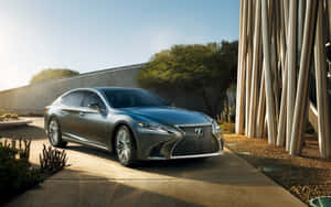 銀色Lexus房車停泊在現代建築旁，有沙漠植物。 — Steam Deck 壁紙
