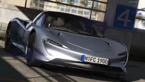 白天時銀色McLaren跑車停泊在現代城市車庫中。 — 2560x1440 壁紙