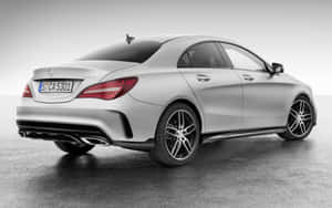 銀色Mercedes-Benz CLA 45 AMG運動轎車在攝影棚中，配備黑色輪圈和紅色尾燈。 — Steam Deck OLED 壁紙