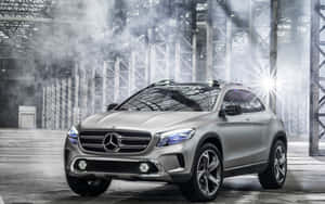 銀色 Mercedes-Benz SUV 在煙霧瀰漫的工業倉庫中，有聚光燈照射。 — Steam Deck OLED 壁紙