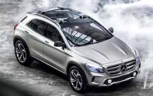 銀色Mercedes-Benz SUV，配備車頂行李架和發光頭燈，在混凝土上被煙霧環繞。 — Steam Deck OLED 壁紙