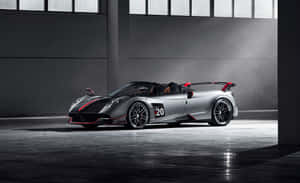 銀色Pagani Huayra Roadster，帶有紅色細節，停放在混凝土車庫中。 — Steam Deck 壁紙