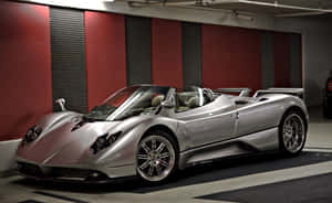 銀色Pagani Zonda Roadster開篷跑車停放在紅色和灰色的車庫中。 — Steam Deck 壁紙