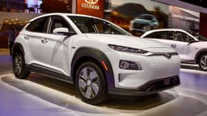 在車展上展出的白色現代Kona電動SUV。 — 2560x1440 壁紙