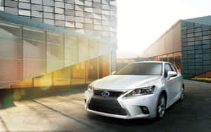 白色Lexus房車停放在現代玻璃建築之間，金色陽光投射出反射。 — Steam Deck 壁紙